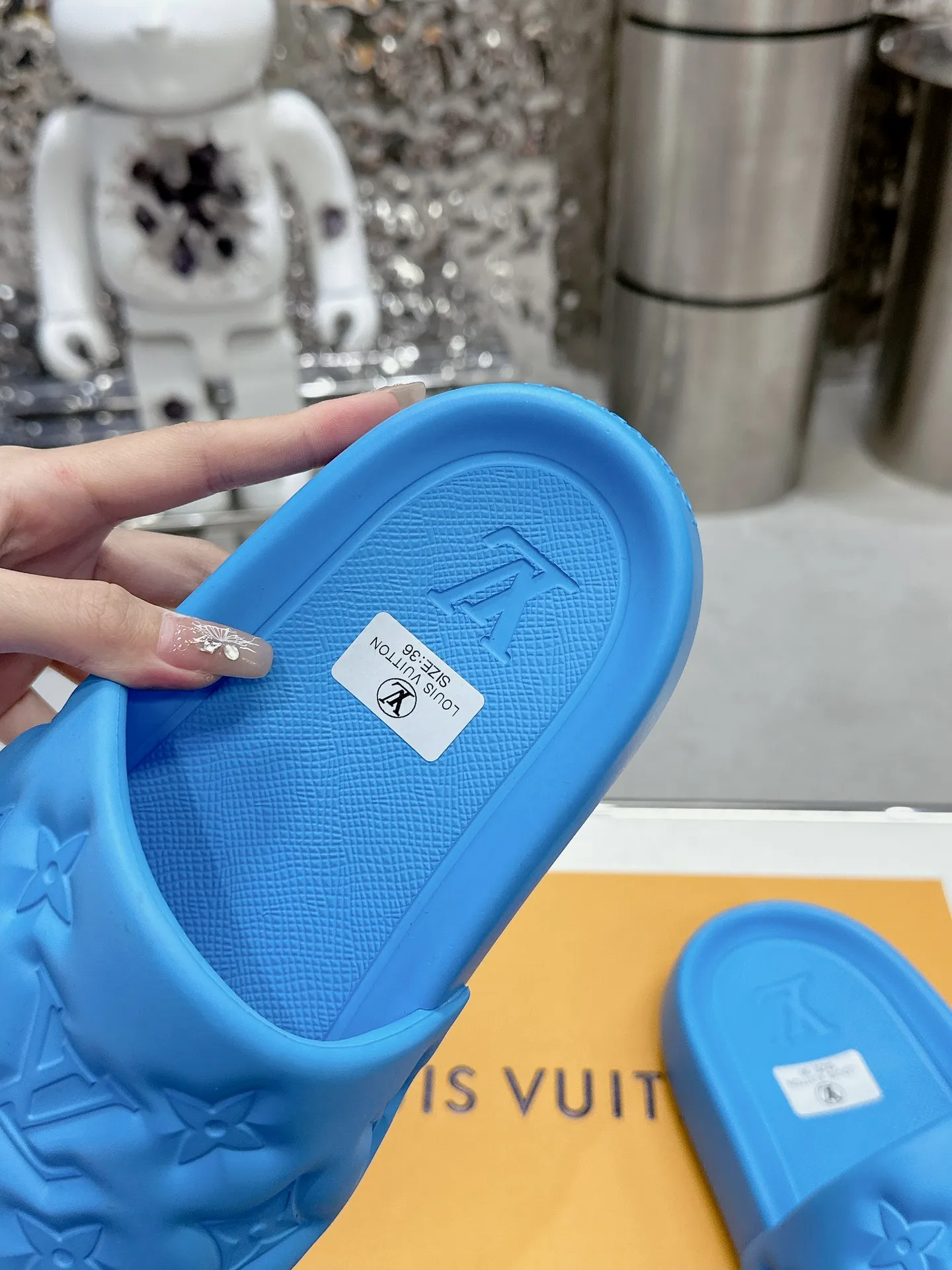 [L Home] P: 280💰 ▪️Shoe size: Women's 35-40 Men's 38-46▪️Packaging: Counter top quality~original packaging 𝟐𝟎𝟐5 Louis Vuitton counter's new embossed slippers, lv monogram embossed slippers, Waterfront sandals are back with a new look, and the upper buckle is embossed with lv's iconic Monogram pattern. Made of waterproof rubber with a comfortable and resilient insole. The lightweight, flexible outsole is embossed with the Louis Vuitton logo. ▪️Fabric: Original molded rubber foam surface ▪️Technology: embossed logo ▪️Sole: Original molded rubber foam outsole ▪️Sole thickness: 3CM.